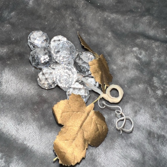 Vintage Acrylic Lucite Grapes Cluster Bright Clear Faceted Gold Shiny Leaves - Picture 8 of 8